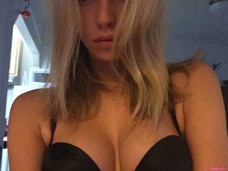 Stella Maxwell